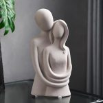 Statue couple enlacé